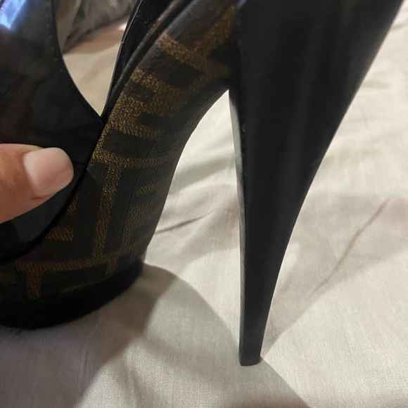 Fendi woman’s shoe size 37 in great condition with box - Picture 6 of 10